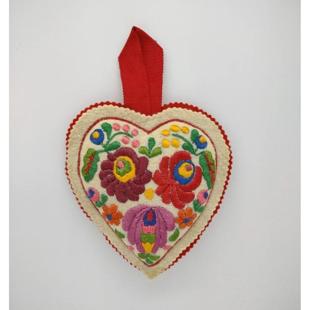 Vintage 1950s Pin Cushion Felt Heart Shaped Dutch Flowers Embroidered Sewing
